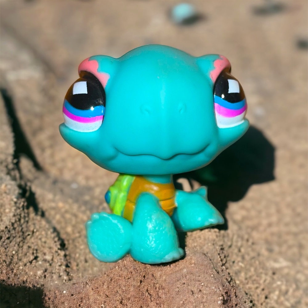 littlest pet shop # 522 teal blue tortoise turtle with pink eyeliner & blue eyes